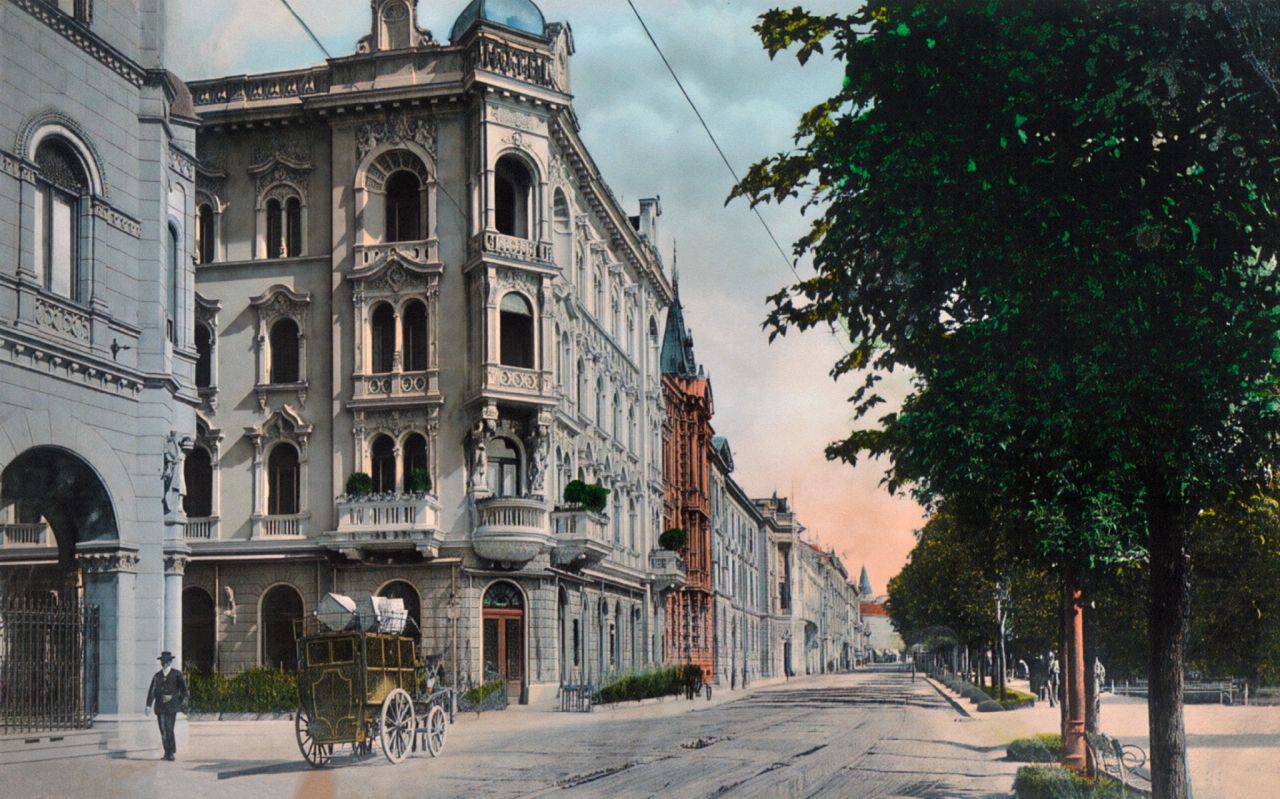 Akademički trg (današnji Trg Josipa Juraja Strossmayera) oko 1905. godine, zapdana strana